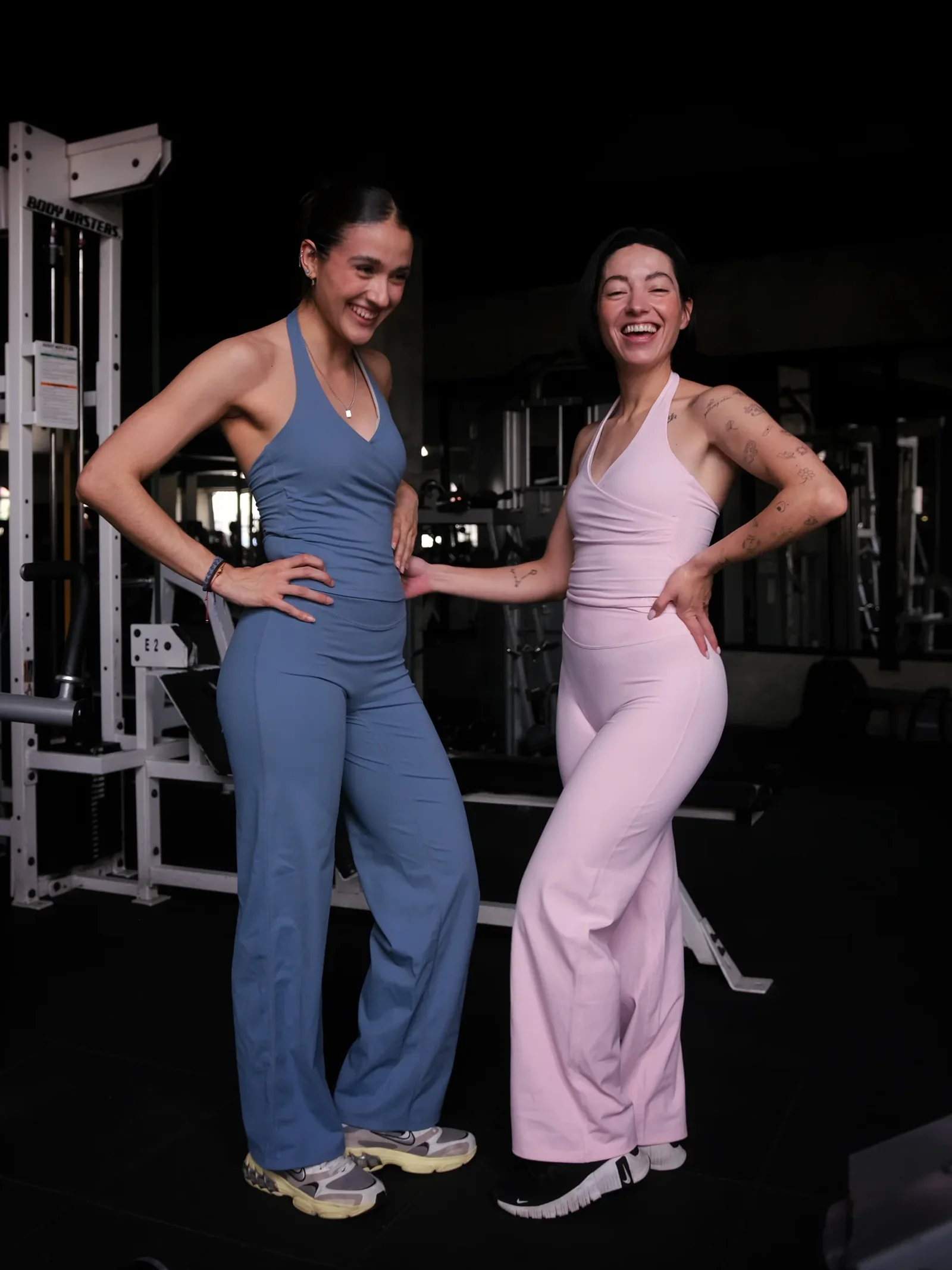 Dos mujeres usando conjuntos TESSA durante un entrenamiento
